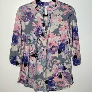 Size L - Fits size 14-16
Tunic 3/4-sleeve. Stretchy